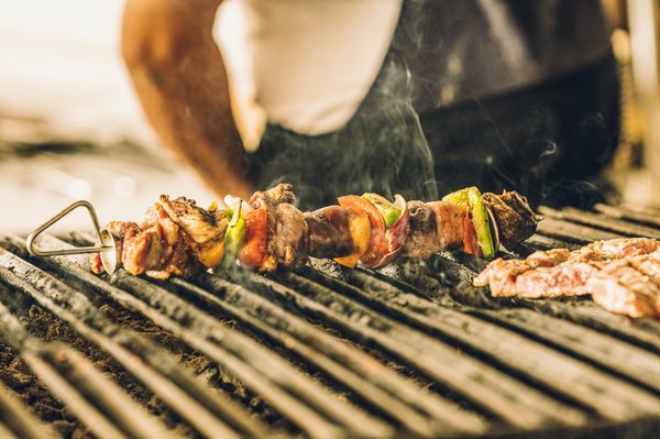 Comment préparer des brochettes de légumes marinés et grillés pour un barbecue végétarien ?